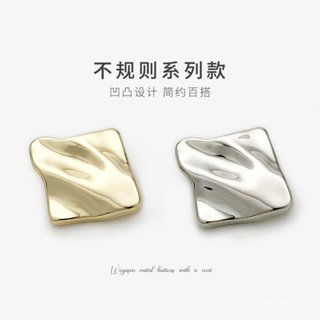 Áo khoác thiết kế đặc biệt với họa tiết lõm lồi vuông và nút kim loại