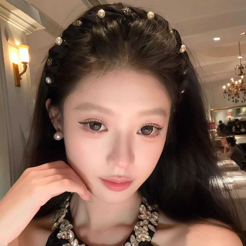 Influencer Anti-Slip Hair Accessory - Display Small Face, Gentle on Hair, Perfect for All Occasions