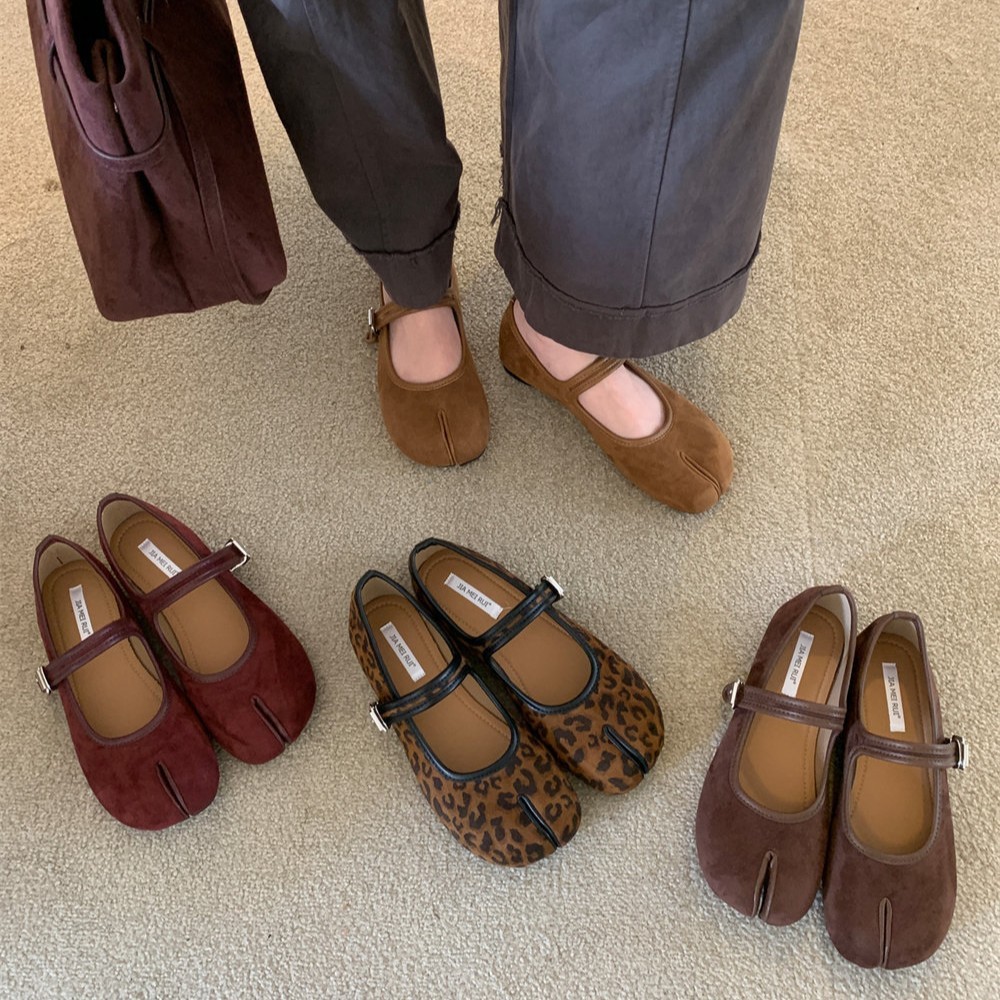 [Lamode] Giày xẻ tà đế phẳng Giày nữ 2026 Phong cách mới Xuân Thu Retro Da lộn Da báo In Mary Jane P