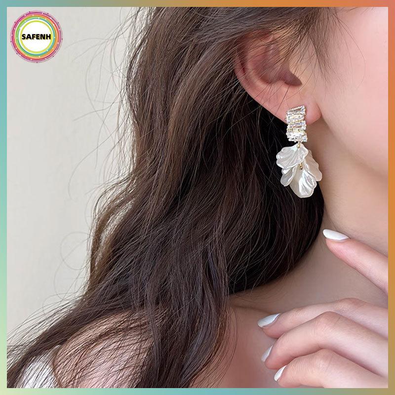 Sản phẩm phụ kiện cô dâu Shell Ear Jewelry với pha lê sang trọng, phù hợp cho tiệc và lễ cưới tại Vi