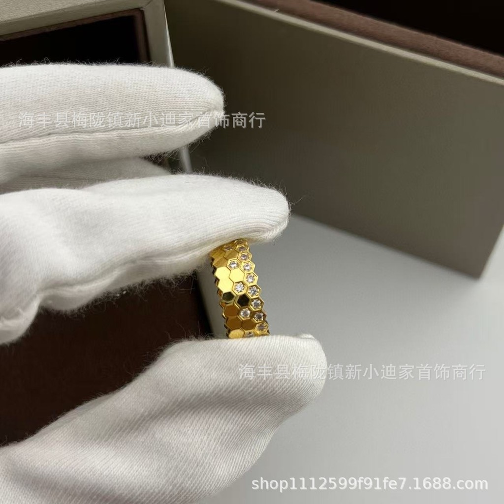 0URP Honeycomb V Gold diamond-shaped ring for women, fashionable, simple, and unique with honeycomb 