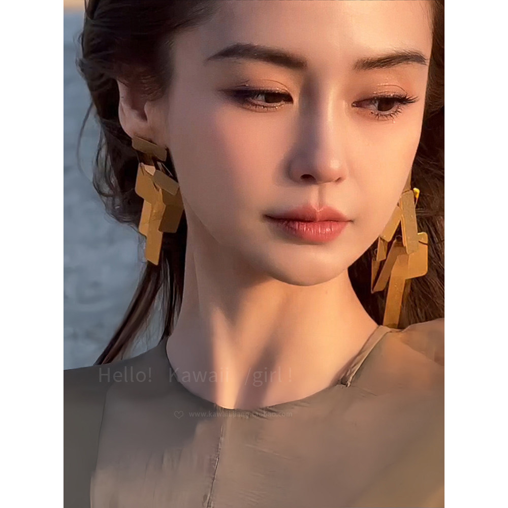 Bông Tai Kim Loại Vuông Tua Rua - Phong Cách Cao Cấp và Sang Trọng của Angelababy