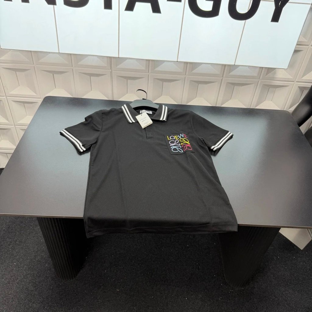 Áo thun Loewe phong cách mới cho xuân hè, thiết kế tay ngắn và túi ngực thêu logo, màu đen size từ L