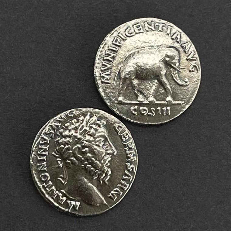 Jv Đồng xu bạc La Mã cổ đại Hoàng đế La Mã Augustus Ghi âm tư tưởng Tác giả Marco Olelele rời đầu Vo