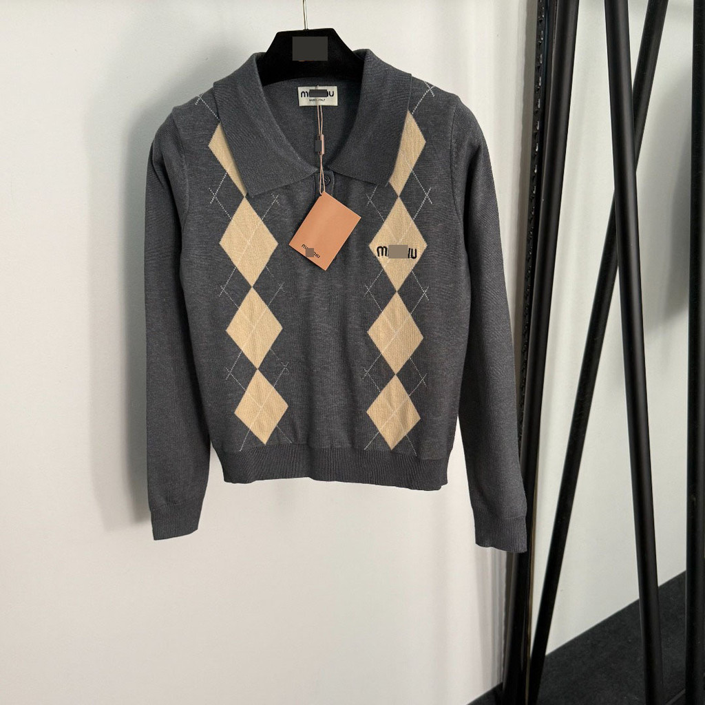 0KSM M-U / Miu-M 2025Autumn and Winter Cute New Plaid Pattern logo Embroidery Polo Collar Sweater To