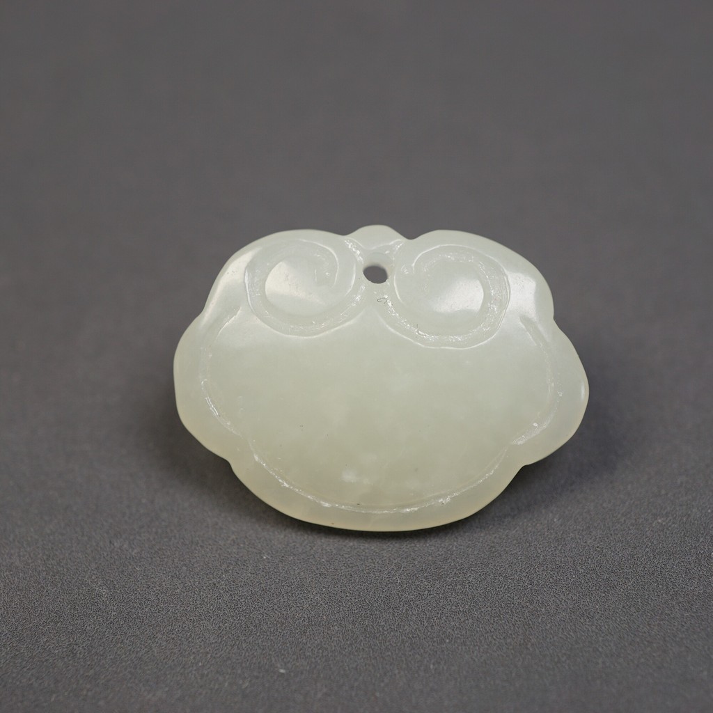 Hàng tồn kho cũ Ngọc Hetian cổ tự nhiên Mặt dây chuyền khóa nhỏ hai mặt Ngọc cũ Ngọc cổ F5-0917