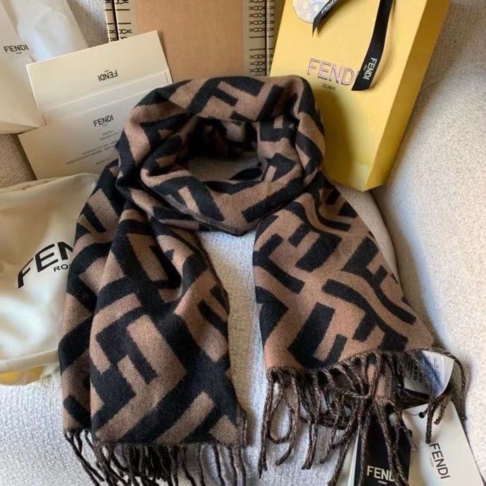 Khăn quàng cổ Fendi hai mặt dày, giữ ấm hiệu quả