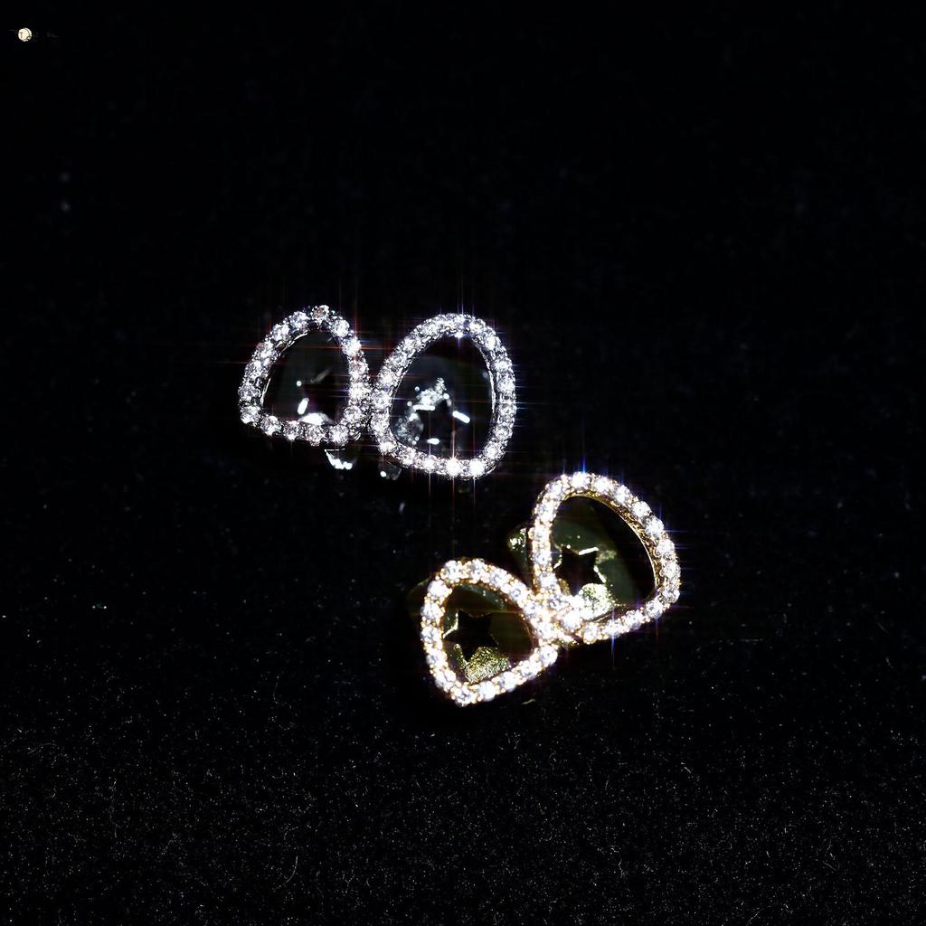 Răng sứ nữ với mão răng kim cương giả sang trọng