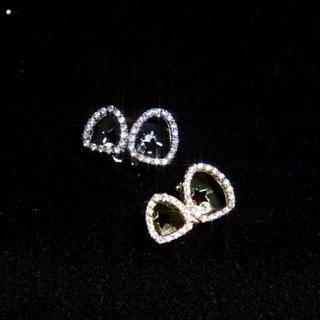 Răng sứ nữ với mão răng kim cương giả sang trọng