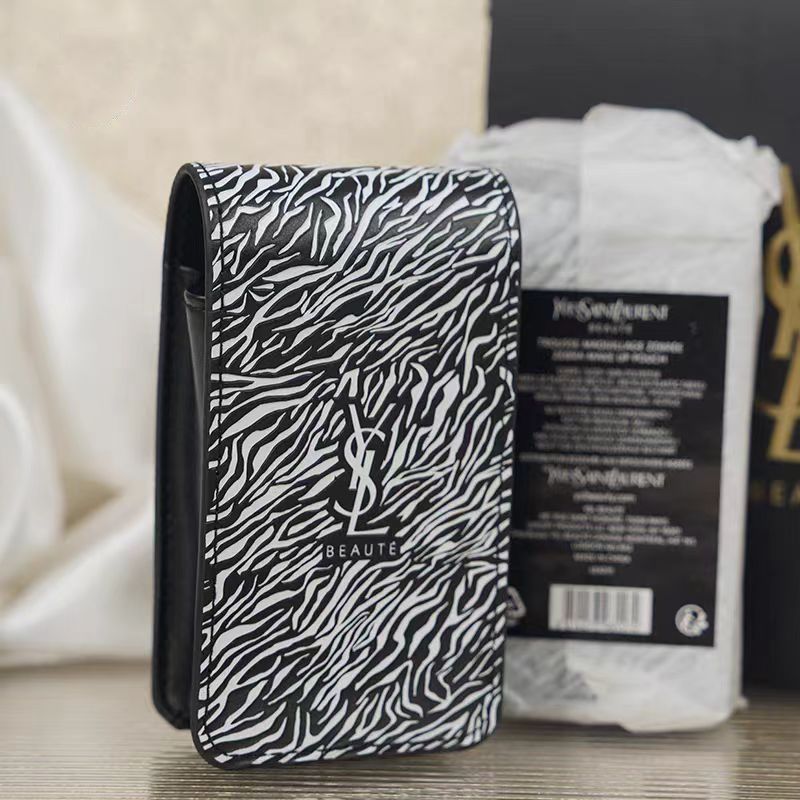 Quà tặng quầy làm đẹp Y3L Saint Laurent: Túi đựng phong bì màu đỏ có hình ngựa vằn có gương x