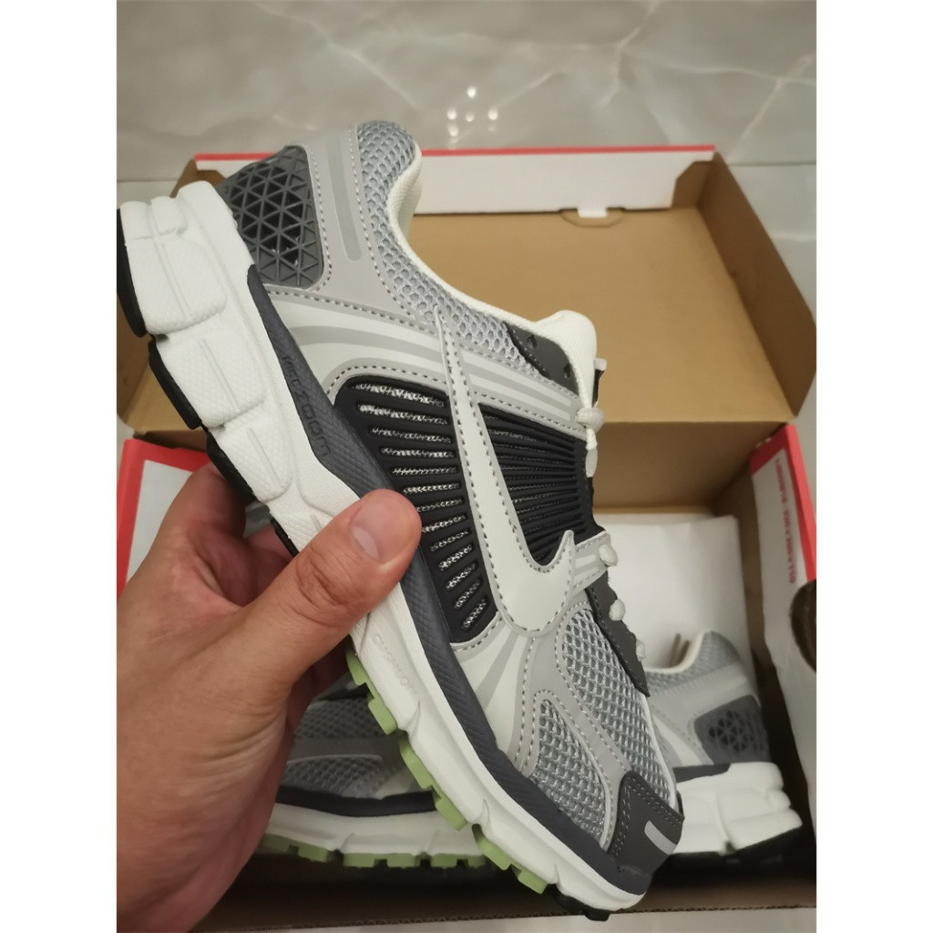 Hình ảnh thật Vomero 5 giày chạy bộ thoáng khí cổ thấp màu xám đen