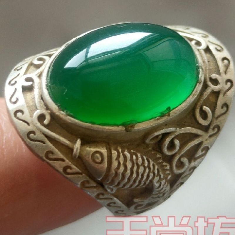 Bộ sưu tập thời kỳ nhà Thanh gồm mặt nhẫn bạc cổ và biểu tượng Song Ngư làm bằng đá ngọc bích và ngọc lục bảo, bạc nguyên chất.