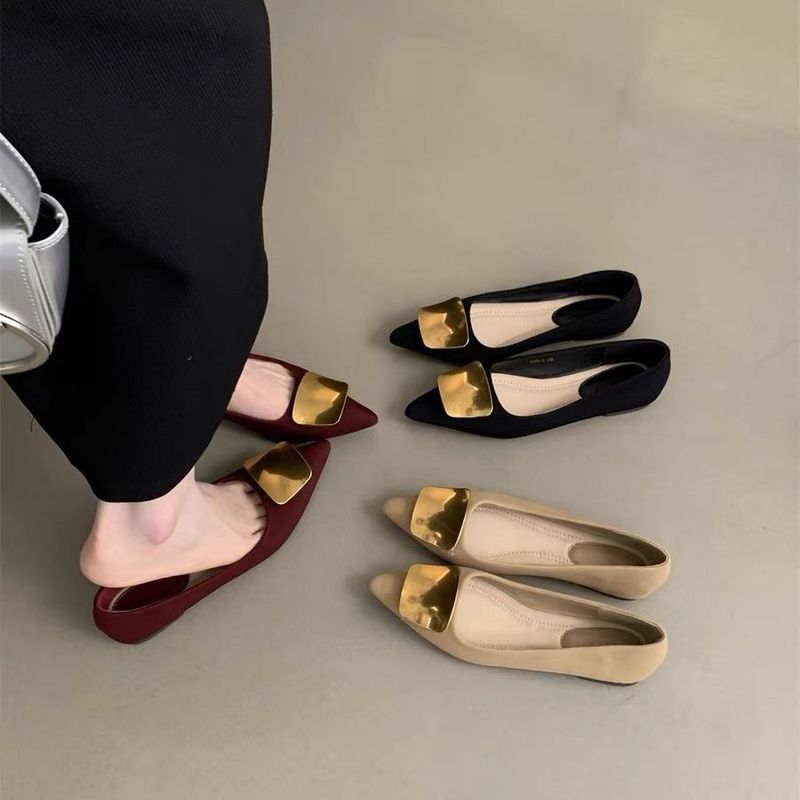 Pháp Kim Loại Khóa Vuông Nữ Giày Đơn Nhỏ Thu Đông 2024 Phong Cách Mới Phù Hợp Với Retro Thấp Mũi Nhọn Da Mềm Giày Đế Bằng / Đính Hạt 3.17