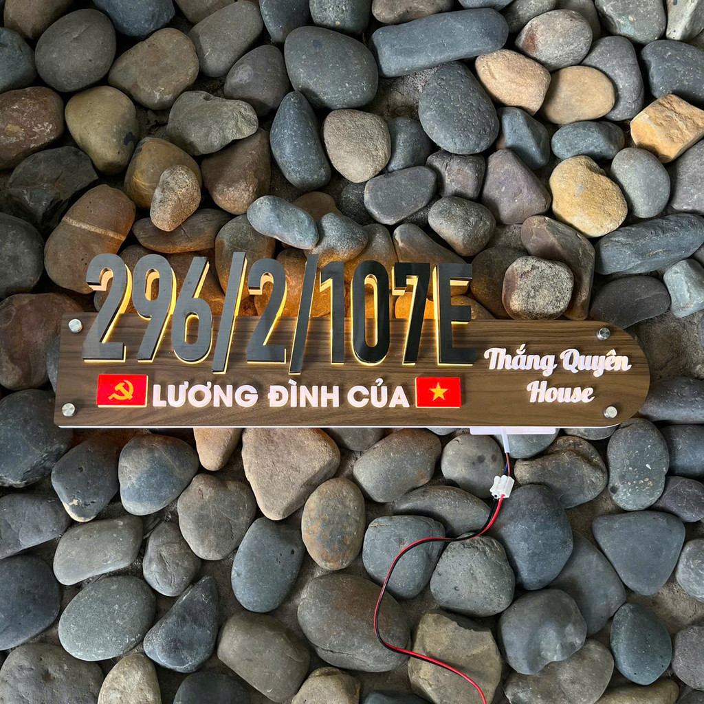 BIỂN SỐ NHÀ DECOR. Nền Mica cán Vân gỗ số nổi inox dựng chân. Biển có đèn LED - BSN-PMV527