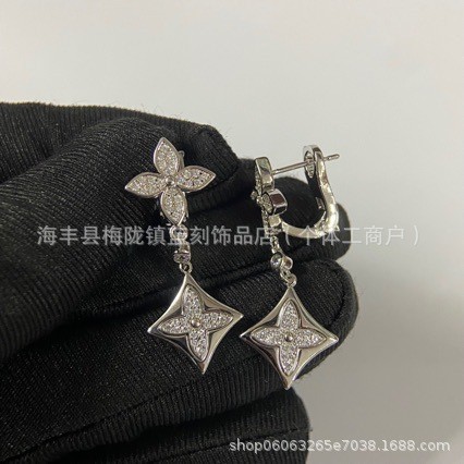 V New Letter Earrings for Women, Fashionable and Versatile Design, Direct Wholesale