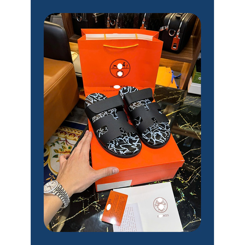 Dép HM Đen Họa Tiết,Dép Her.mec Đen Họa Tiết Quai Ngang , Quai Dán Bản Like.Au.u ( Full Box + Full P