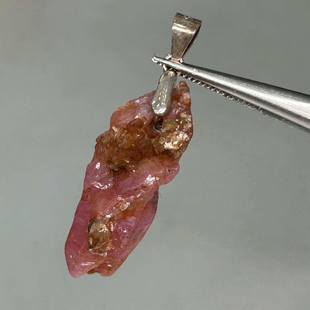 26980R1- TINH THỂ RUBY THIÊN NHIÊN KHÔNG XỬ LÝ (Móc bạc 925)  18.9 Carat