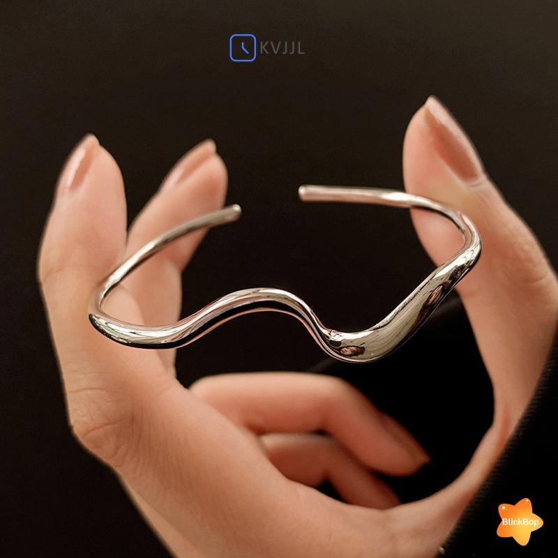 Vòng tay Moebius bạc bóng cá tính, phù hợp cho nữ