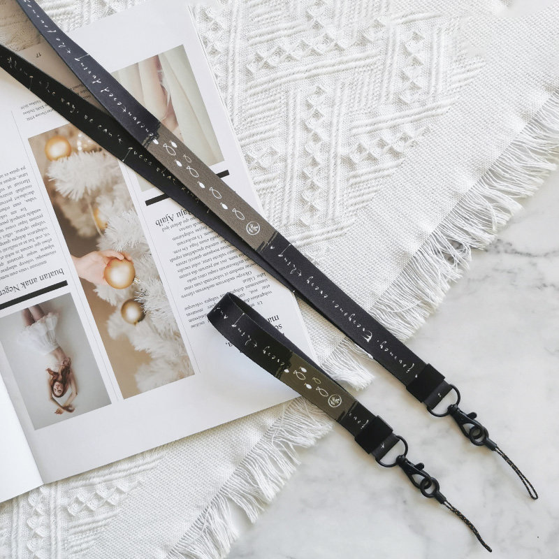 Chìa khóa tiếng Anh Muxi chống vết bẩn màu tối có tua rua trang trí đeo cổ6666620260324034007