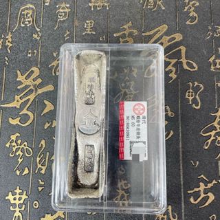 Bộ sưu tập đồ trang trí cổ triều nhà Thanh với hai thanh bạc, phù hợp cho người yêu nghệ thuật và văn hóa