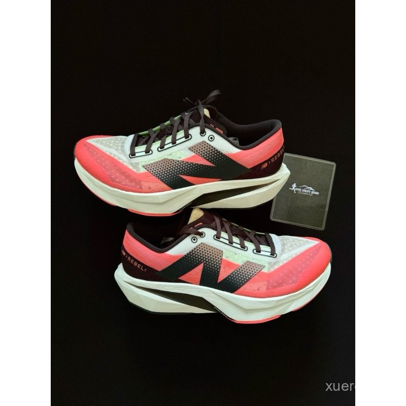 Giày chạy bộ Fuel Cell Rebel V4 màu đỏ, đen, xi măng và dưa