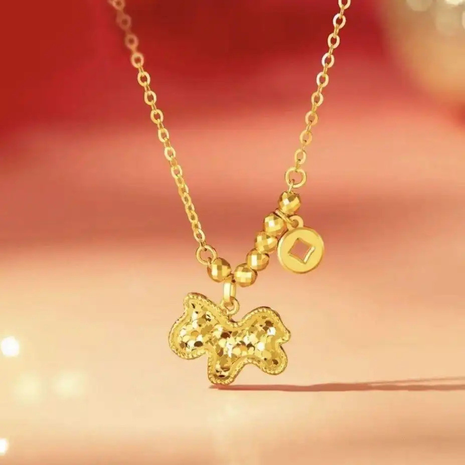 Vòng cổ nữ vàng dát đá pha lê gọi là "ai bing" lấp lánh và rung như băng, theo chủ đề quanh năm con 