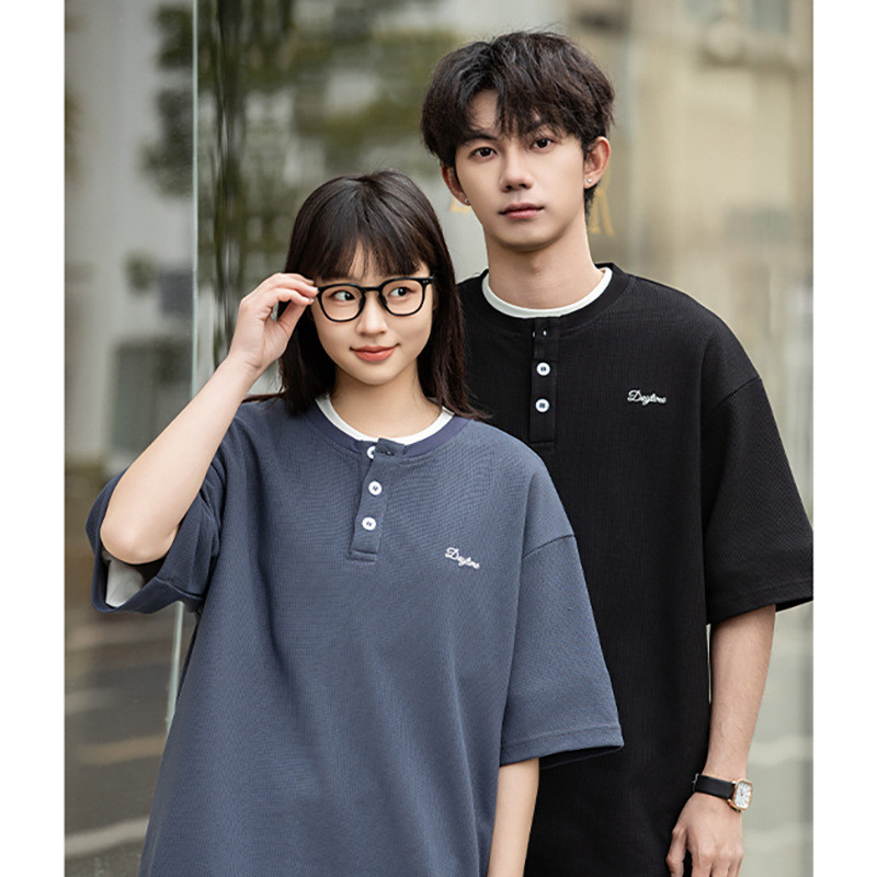 Áo Thun Nam Waffle Cổ Henley, Thiết Kế Ngắn Tay và Thêu Chữ