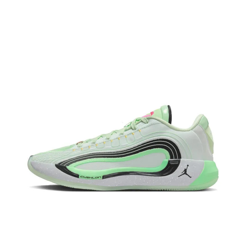 Giày bóng rổ chống trượt cắt thấp Luka 4 PF có gai nhọn.