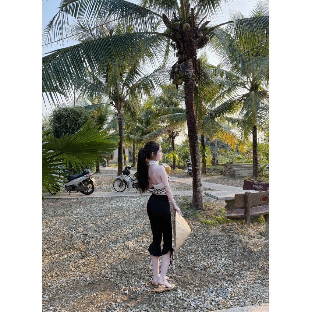 Hd119 Set nữ 2 món thiết kế - Áo chấm bi cổ yếm + quần lửng tôn dáng - Set dạo phố xinh