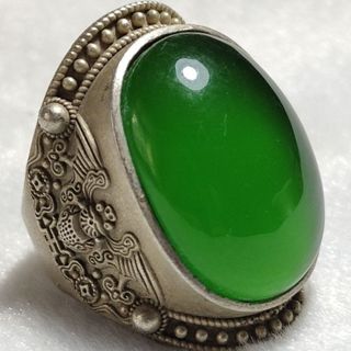 Bộ nhẫn bạc nguyên chất với mặt ngọc lục bảo và đá quý cũ, thiết kế mở sang trọng.