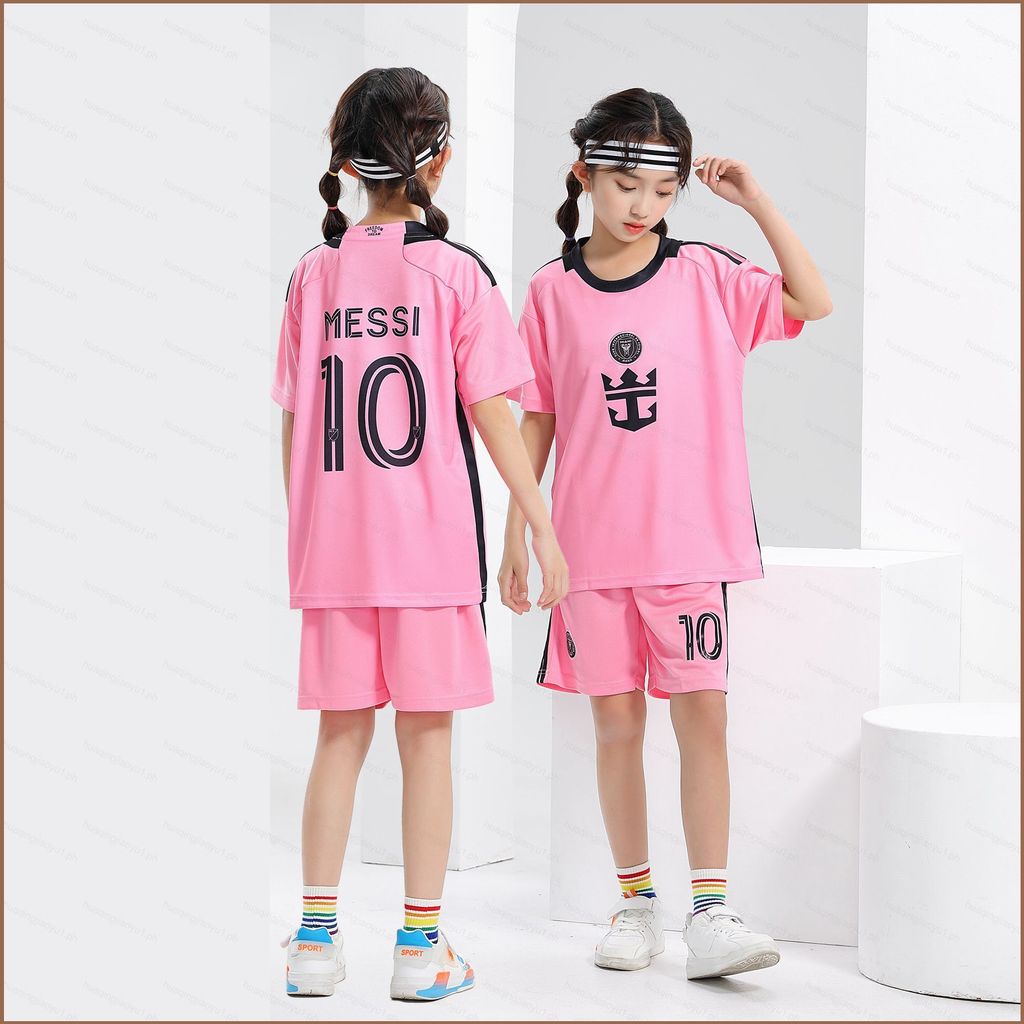 Bộ đồ bóng đá trẻ em Inter Miami CF màu hồng phong cách Messi gồm áo jersey và quầnshort