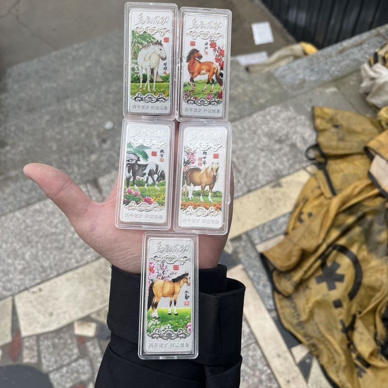 Quà lưu niệm cung hoàng đạo năm ngựa 2026 với chất liệu thanh bạc đa màu sắc, phù hợp cho sự kiện hội nghị và quà tặng khuyến mãi.