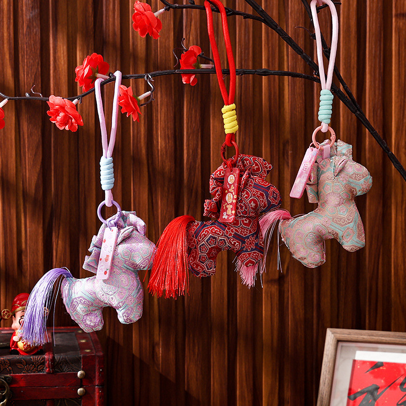 Móc treo ngựa năm Ngọ 2026 bằng gấm Tống