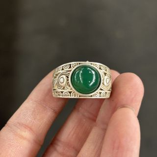 Nhẫn ngọc lục bảo dát bạc phong cách cổ điển