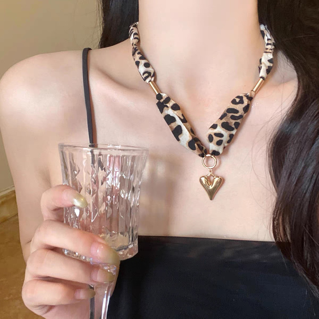 Vòng cổ khăn trái tim da báo Maill