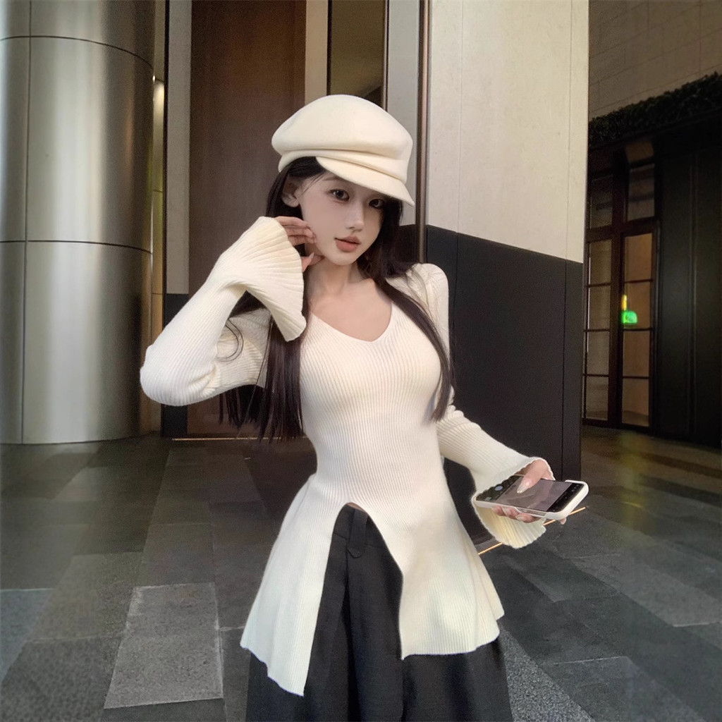 【Ready Stock】 Black V-neck Flare Sleeve Sweater Women's 2025 Autumn Slim Fit Hot Girl Long Sleeve Bo
