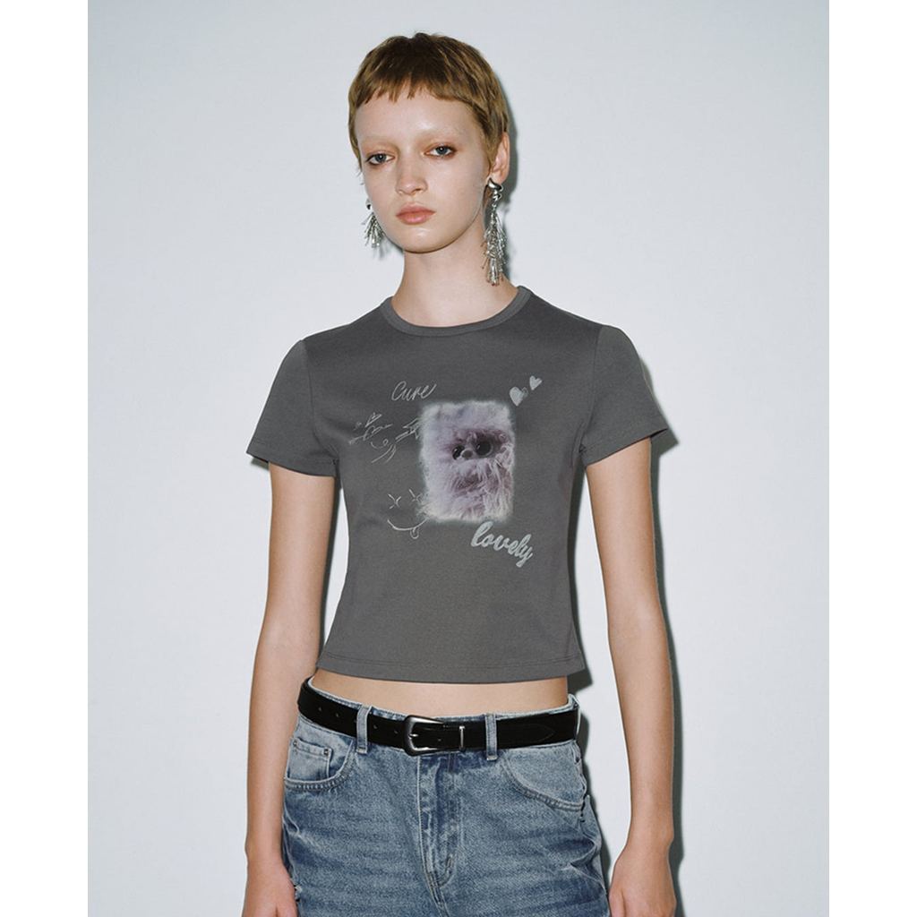 URBAN REVIVO - Áo croptop nữ cổ tròn tay ngắn in họa tiết UYV450101-B5A