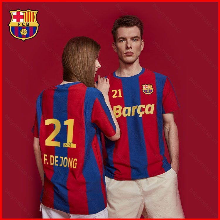 Áo bóng đá Barcelona F.C. cho fan, thiết kế thể thao với hình ảnh các cầu thủ như Messi, Pique, Steg