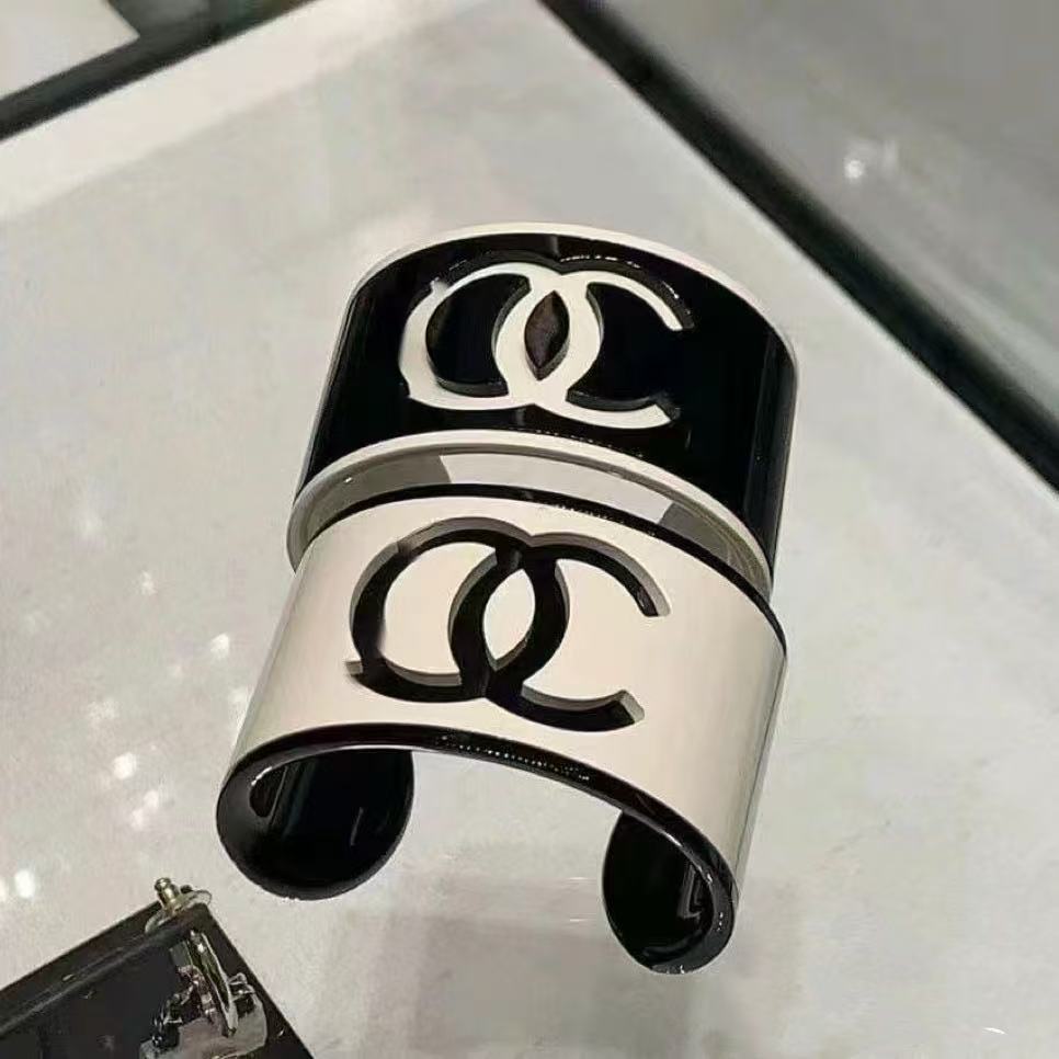 Classic candy-colored bracelet, simple and stylish, versatile acrylic letter light luxury open bangl