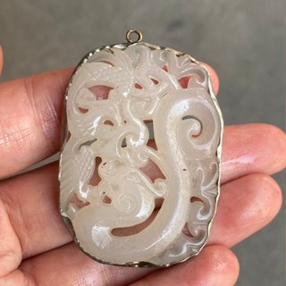 Mặt dây chuyền ngọc bích cổ điển với thiết kế kẻ sọc trắng - Trang sức vintage thu hút