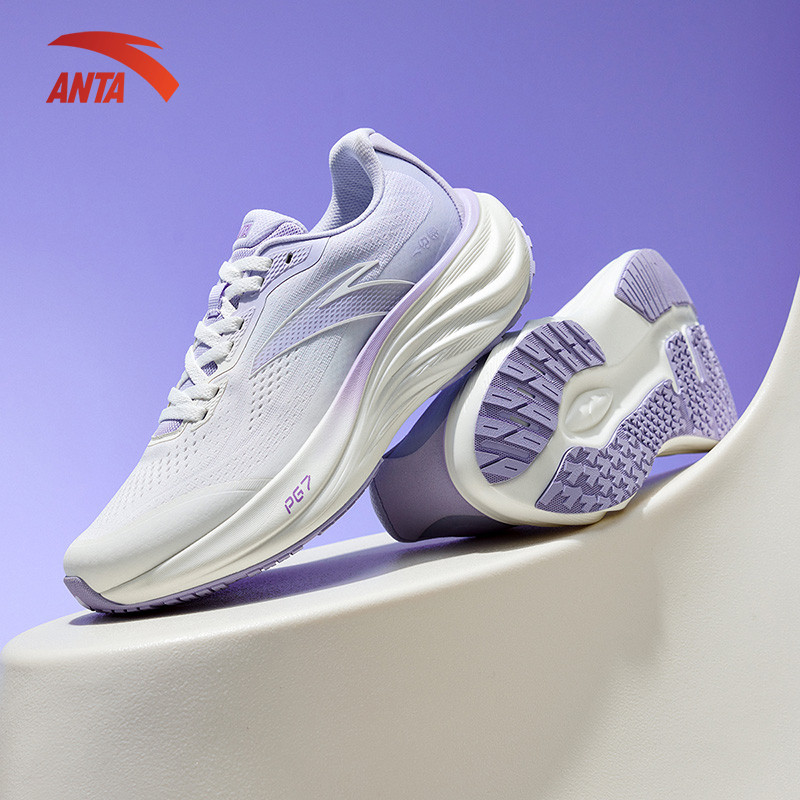 ANTA Nữ Giày chạy bộ thế thao Travel 1.5 PG 7 Running Shoes 2E Widefoot Cushioning Jogging 1225A5508