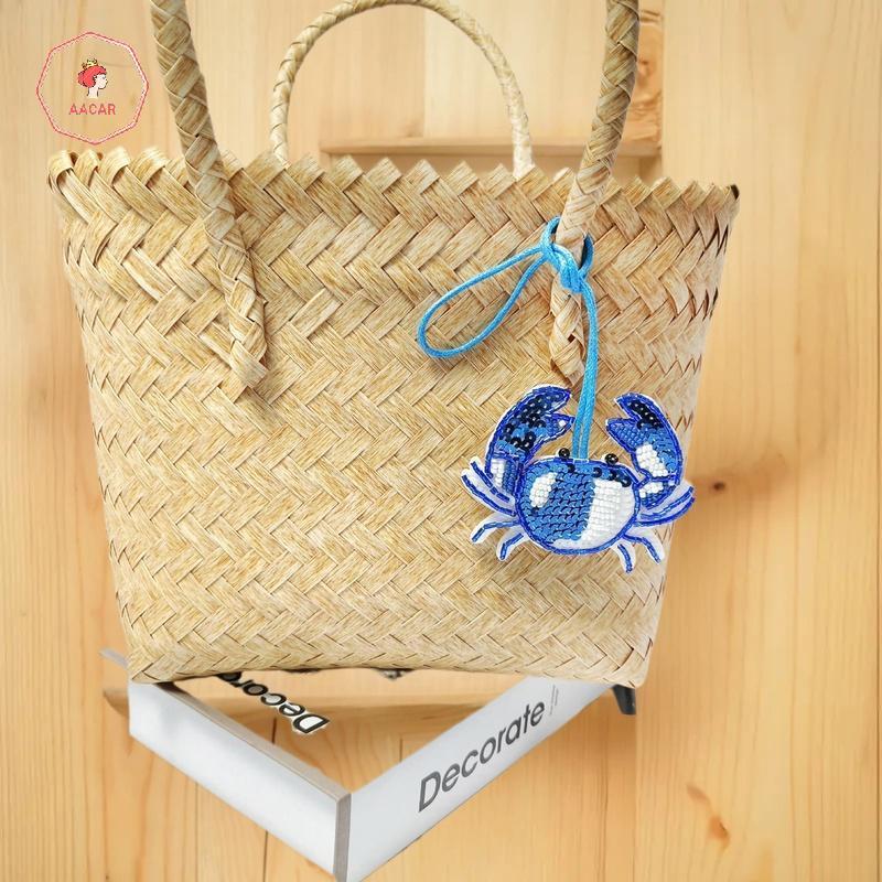 Pụ kiện túi xách với hạt cây dừa cua và mặt dây treo