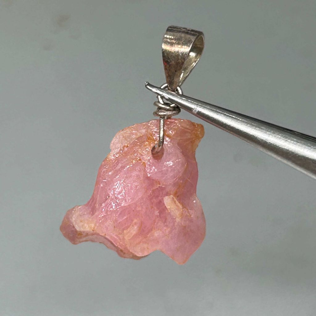 15480R9- TINH THỂ RUBY THIÊN NHIÊN KHÔNG XỬ LÝ (Móc bạc 925)  12 Carat