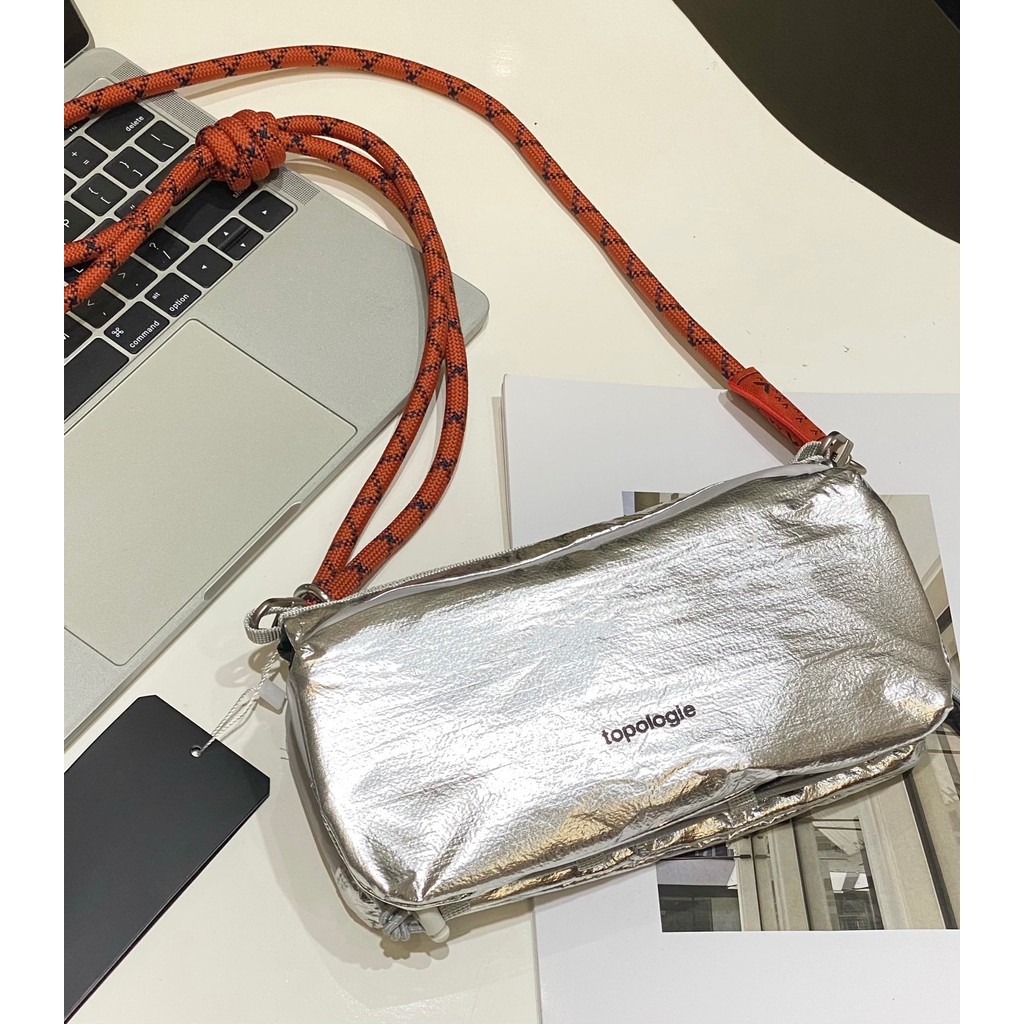 Túi đeo vai chai nước Topo & Maison Kitsune phiên bản giới hạn