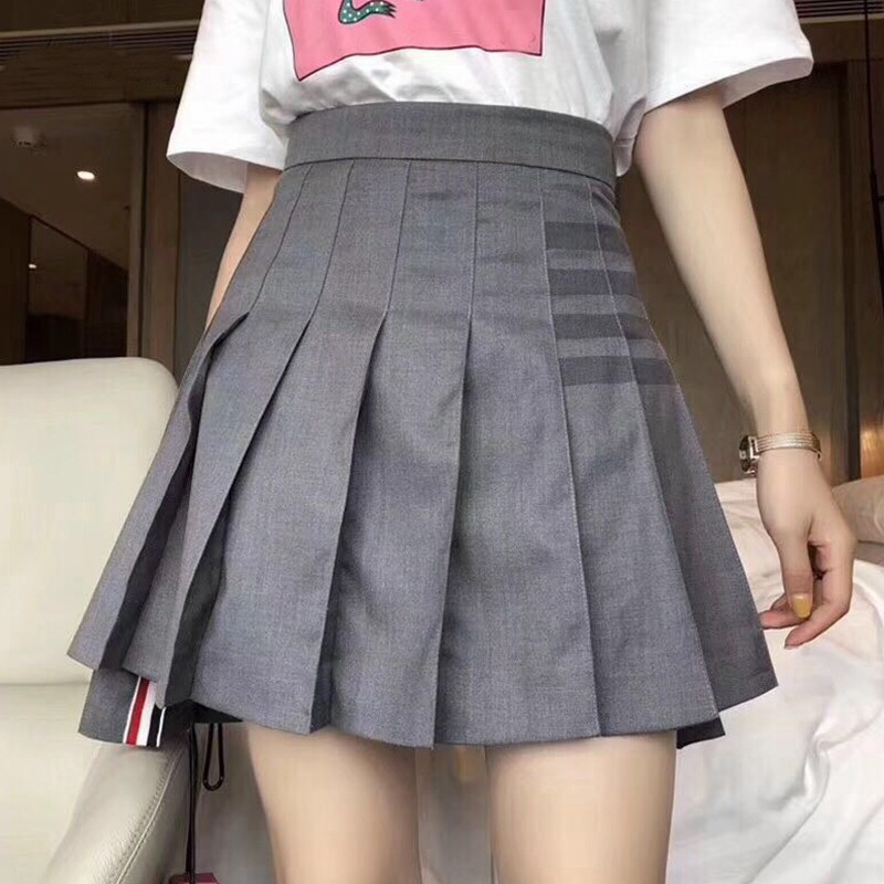 thombrowne College-style four-stripe design, short in the front and long in the back A High-waisted 