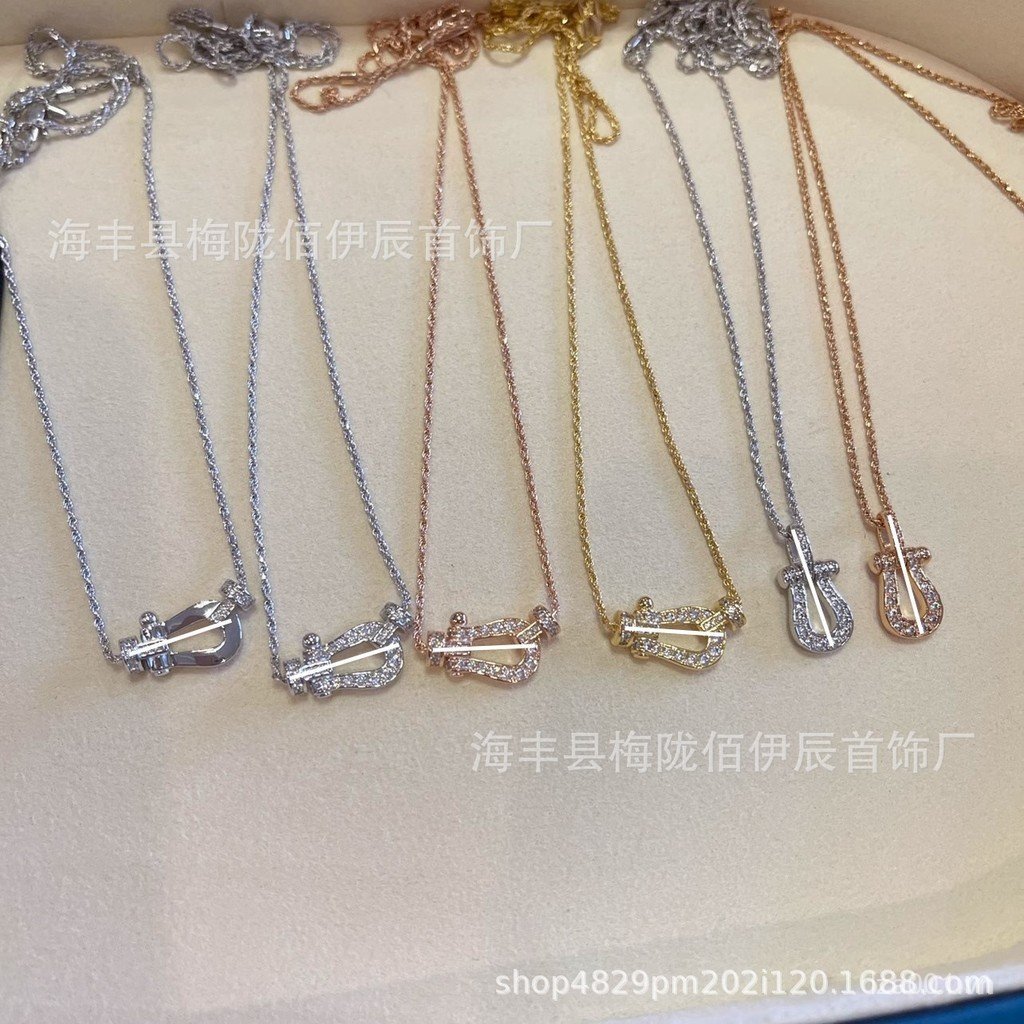 Vòng cổ móng ngựa Feijia, mạ vàng 18K sáng bóng, dây xích xoắn và kim cương giả, phong cách sang trọ