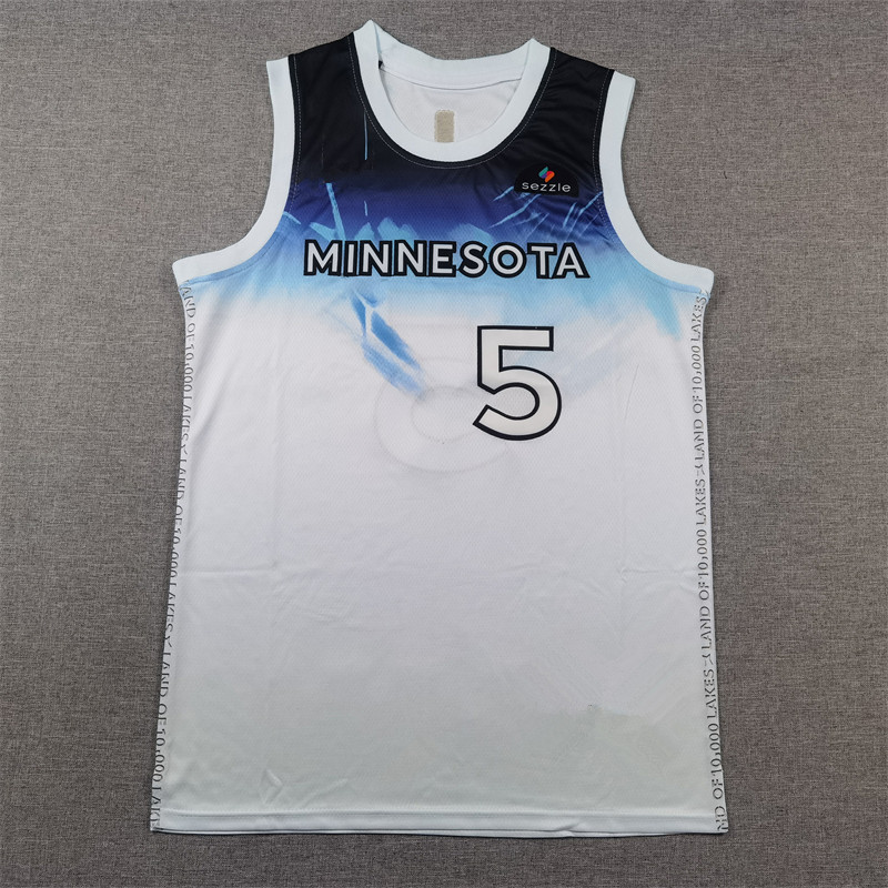 Đồng phục bóng rổ trắng xanh, thêu tên của Edwards.