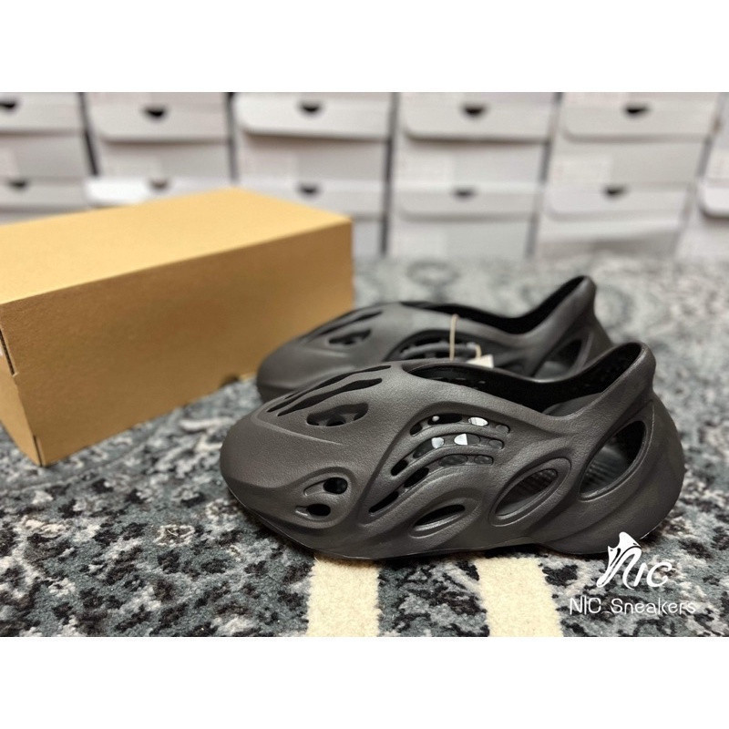 ? Nic _ Giày thể thao? Yeezy FOAM RUNNER Onyx All Samurai Black Soul HP8739