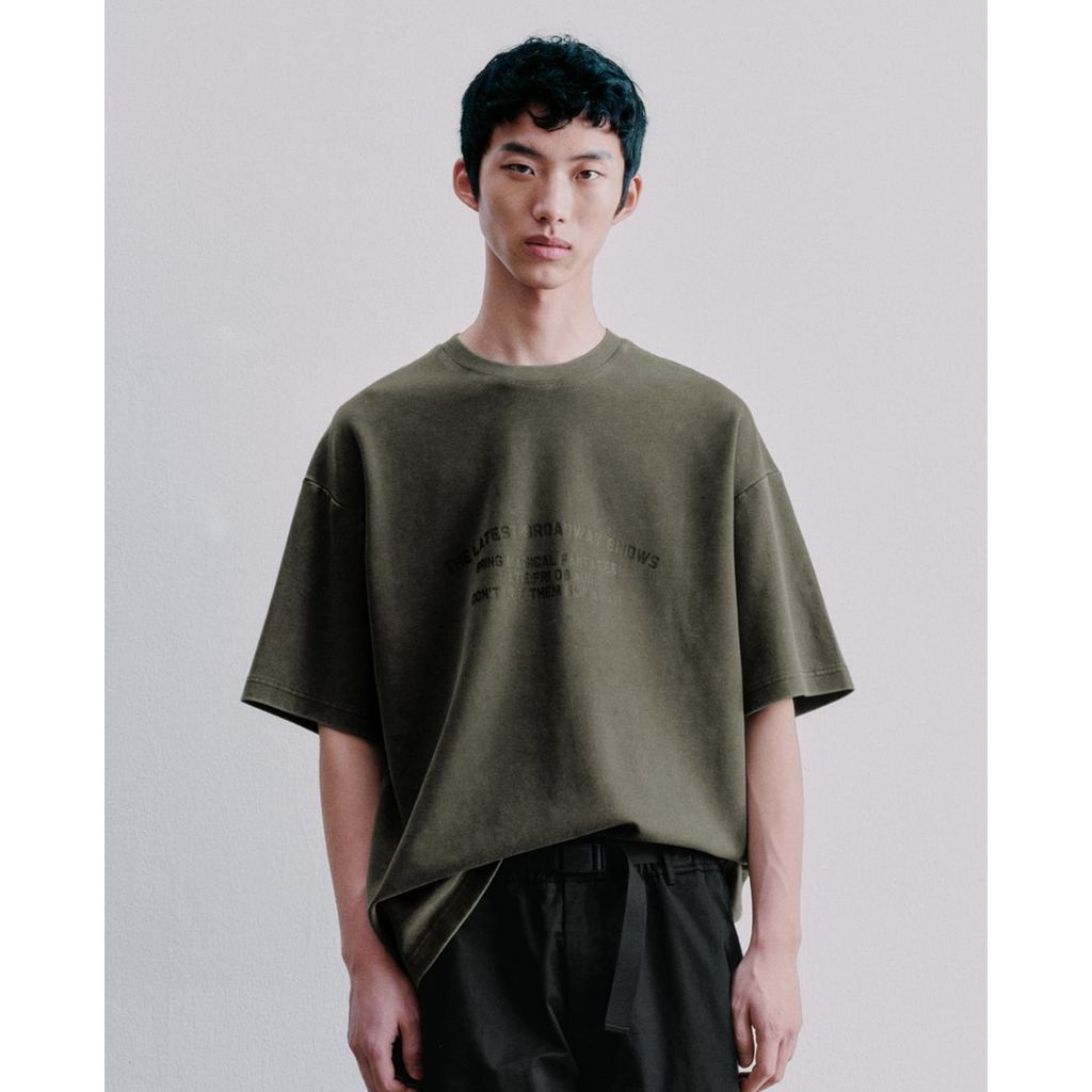 URBAN REVIVO - Áo thun nam cổ tròn tay ngắn in chữ UUV460054-B5A