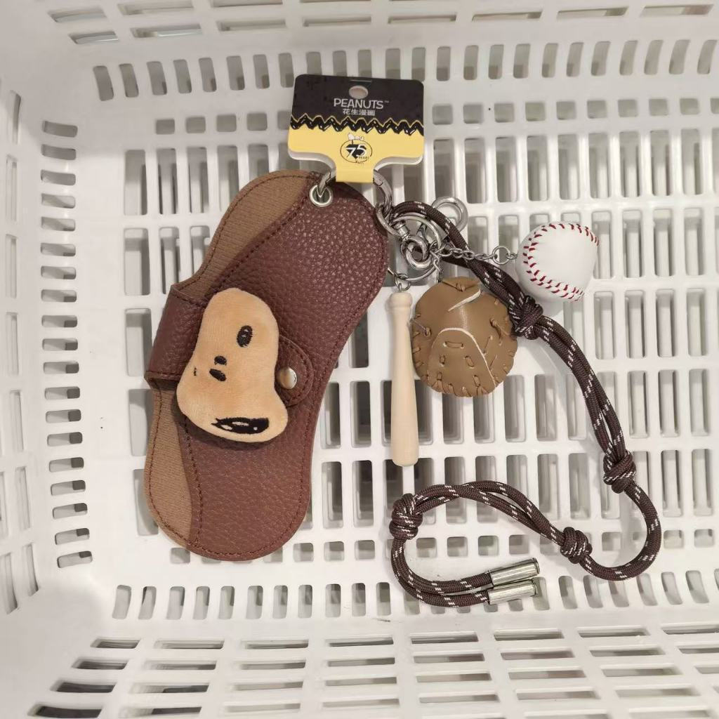 Mặt dây chuyền túi kính kỷ niệm 75 Miniso & Snoopy